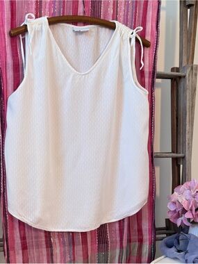 Liz Claiborne White Sleeveless V-Neck Tank with Tie Shoulders